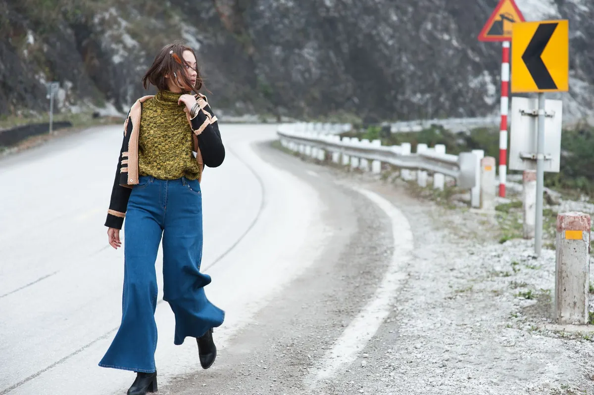 How to Style Flared Jeans for a British Autumn: Layering Without Losing the Seventies Line